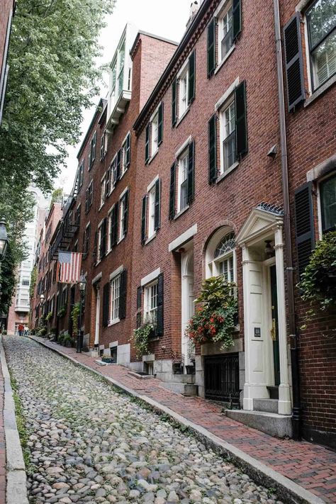 Check out this weekend guide to visiting Boston Massachusetts. From the best hotels in the city, to where to eat, cafes to visit and tours to take in this historic northern city. #boston #travelguide #travel Boston Aesthetic Outfits, Boston Aesthetic, Freedom Trail Boston, Boston Travel Guide, Boston Vacation, Charleston Hotels, England Travel Guide, Walkable City, Things To Do In Boston