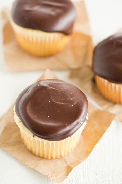 Boston Cream Cupcakes - Vanilla cupcakes filled with pastry cream and topped with chocolate ganache. Boston Cream Cupcakes Recipe, Boston Cream Cupcakes, Cupcakes Filled, Cream Cupcakes, Boston Cream, Cupcakes Recipe, Pastry Cream, Chocolate Glaze, Food Dessert