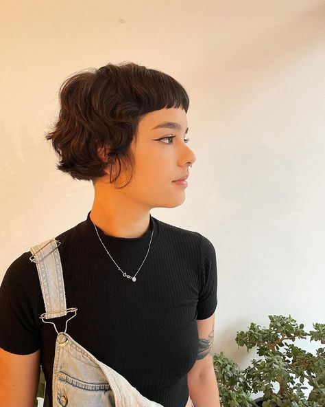 These 22 Edgy Short Hair Ideas Will Make You Ditch Ordinary Styles Micro Mullet, Very Short Bangs, Halsey Hair, Mini Bob, Edgy Short Haircuts, Ulzzang Hair, Really Short Hair, Haute Hair, Short Hair Ideas