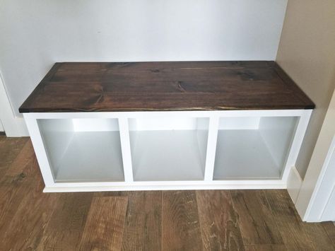 mudroom bench_1 Kitchen Storage Bench, Diy Bank, Diy Storage Bench, Storage Bench Seating, Apartment Entryway, Diy Mudroom Bench, Trendy Apartment, Diy Bench, Floor Seating