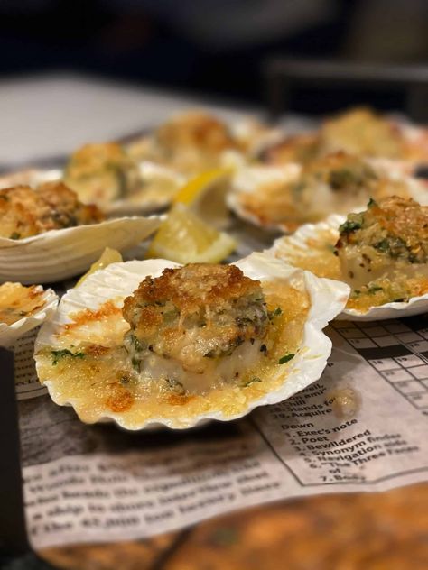 Parmesan Baked Scallops, Parmesan Scallops, Pork Belly Bao, Seafood Dinner Recipes, 2023 Food, Baked Scallops, Crab Stuffed Shrimp, Stuffed Portabella Mushrooms, Parmesan Recipes