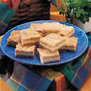 Nutty Cheesecake Squares Raisin Biscuits Recipe, Apple Bar Recipes, Fall Themed Desserts, Apple Crumb Bars, Caramel Apple Bars, Oatmeal Cookie Bars, Cheesecake Squares, Apple Bars, Gooey Caramel