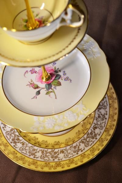 Upcycling projects bring magic back to vintage dinnerware - The Spokesman-Review China Crafts, Vintage Dishware, Dessert Aux Fruits, Kitchen Plate, Glass Dinnerware, Antique Dishes, China Dishes, Vintage Dinnerware, Upcycle Projects