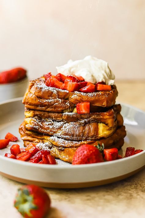 Nutella-Stuffed French Toast French Toast With Chocolate, French Toast Nutella, Stuffed French Toast, Brunch Pastries, Nutella Sandwich, Nutella French Toast, Easy Brunch Recipes, French Toast Easy, Chocolate Hazelnut Spread