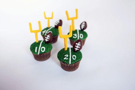 DIY: Football cupcakes for your Super Bowl party Super Bowl Sweets, Superbowl Snacks Dessert, Wallpaper Volleyball, Football Themed Desserts, Super Bowl Cupcake, Bowl Desserts, Best Superbowl Food, Superbowl Desserts, Super Bowl Decorations