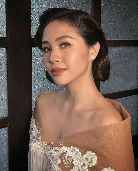 Filipiñana Makeup Look, Modern Filipiniana Hair And Makeup, Janella Salvador Filipiniana, Filipina Hairstyles Traditional, Hairstyle Filipiniana, Janella Salvador I Love You Since 1892, Philippine Hairstyle, Hairstyles For Filipiniana Dress, Filipino Traditional Hairstyle