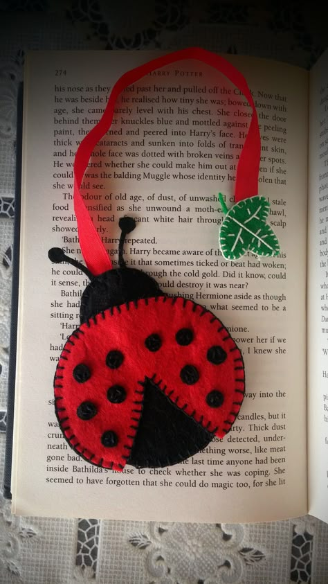 Felt Bookmarks Diy, Felt Ladybug, Ladybug Felt, Easy Felt Crafts, Crochet Phone Cover, Bookmark Diy, Felt Ornaments Patterns, Felt Bookmark, Knitted Toys Free Patterns