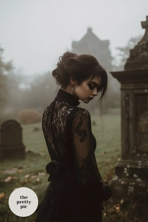 Spooky Self Portrait, Creative Halloween Photoshoot, Fun Halloween Photoshoot, Scary Photoshoot, Alt Photoshoot, Halloween Photoshoot Ideas, Witchy Photoshoot, Dark Photoshoot, Spooky Shoot