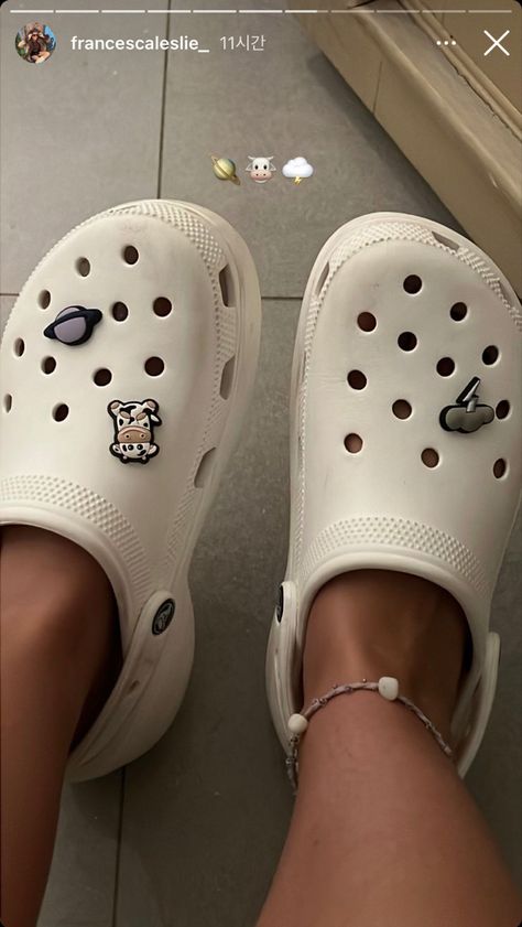 @francecaleslie_ Crocs Aesthetic White, Crocs Ideas White, Crocs White Jibbitz, White Crocs Jibbitz Ideas, White Crocs Aesthetic, Croc Aesthetic, Jibbitz Crocs Ideas, Crocs Aesthetic Outfit, Aesthetic Crocs