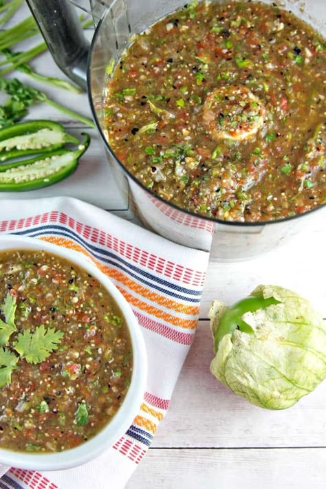 Roasted Tomato Salsa Verde: fire roasted tomatillos and cherry tomatoes pair beautifully with spicy jalapeno, onion, and garlic in this non-traditional salsa verde. A little sweet, a little tangy, a little spicy - all delicious. {Bunsen Burner Bakery} Salsa Recipe Verde, Salsa Recipe Spicy, Spicy Salsa Recipe, Roasted Salsa Recipe, Roasted Tomatillo Salsa, Roasted Salsa, Mexican Salsa Recipes, Roasted Tomato Salsa, Salsa Verde Recipe