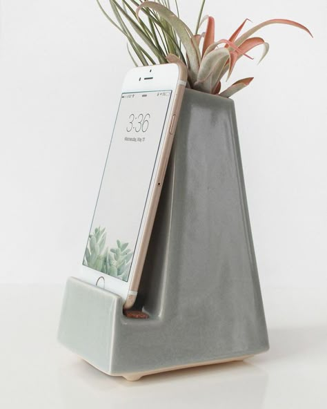 Pottery Barn Dining Room, Gray Vase, Pottery Barn Decor, Phone Dock, Pottery Projects, Grey Vases, Cerámica Ideas, Keramik Design, Slab Pottery