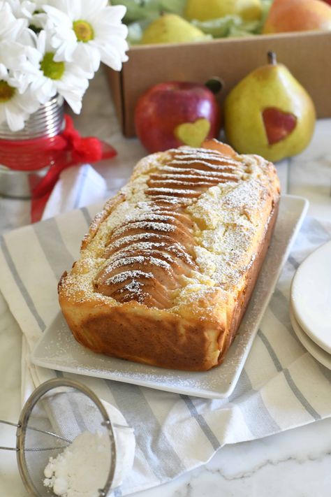 Apple And Yogurt Cake, Apple And Pear Cake Recipe, Pear Apple Dessert, Apple Pear Cake, Apple And Pear Cake, Apple Loaf Cake Recipes, Apple Yogurt Cake, Pear Loaf, Pear Desserts