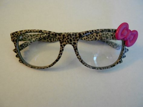 Hello Kitty Glasses~!! Hello Kitty With Glasses, Kitty With Glasses, Hello Kitty Glasses, Beach Icon, Cute Glasses, 2000s Fashion Outfits, Hello Kitty Pictures, Hello Kitty Items, Hello Kitty Collection