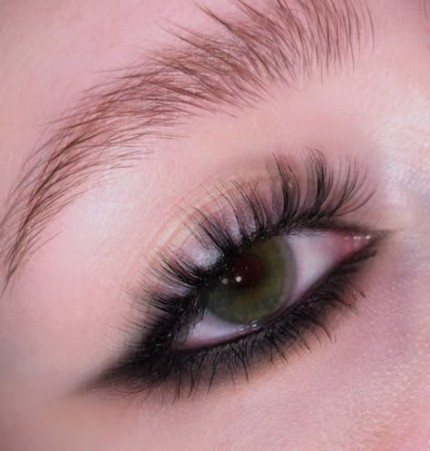 Smoky Eyeshadow Aesthetic, Black Smokey Eye Grunge, Rockstar Smokey Eye, Makeup Looks With Black Eyeshadow, Smokie Make Up, Black Eyeshadow Looks Grunge, Cute Dark Eyeshadow Looks, Black Eye Makeup Grunge, Smokey Black Makeup