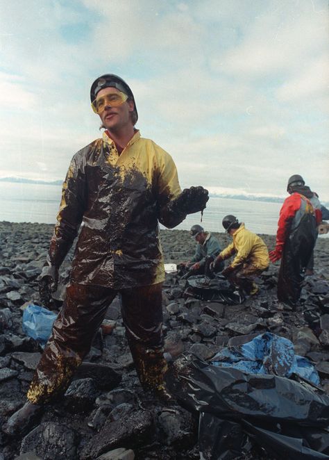 1989 Exxon Valdez oil spill - New York Daily News Exxon Valdez Oil Spill, Aesthetic Shots, Deepwater Horizon, Rescue Workers, Environmental Activist, Photography Trends, Oil Tanker, Journey Mapping, Oil Industry