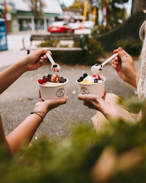 Ice Cream In Cup, Ice Cream Aesthetic Photography, Ice Cream Instagram, Ice Cream Shop Photography, Ice Cream Photoshoot Ideas, Ice Cream Photography Ideas, Ice Cream Photography Instagram, Gelato Photography, Ice Cream On The Beach