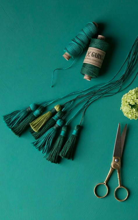 Tassels Diy Tutorials, Tassels Tutorials, Knitting Amigurumi, Tassel Crafts, Saree Tassels, Diy Collier, Pom Pom Crafts, Diy Tassel, Tassels Fashion