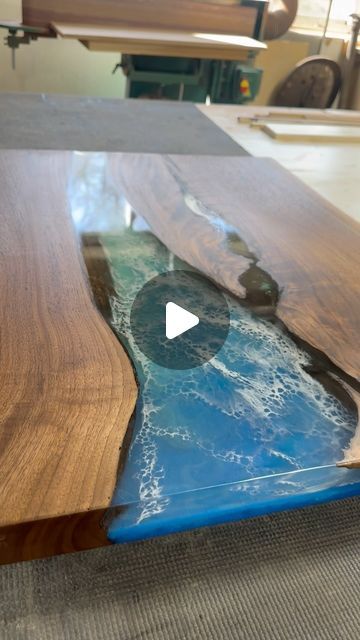 Epoxy Chopping Board, Pouring Epoxy Table Top, Epoxy Pour, Epoxy Design, Wood Barn Door, Wood Epoxy, Diy Epoxy, Diy Barn Door, Epoxy Coating