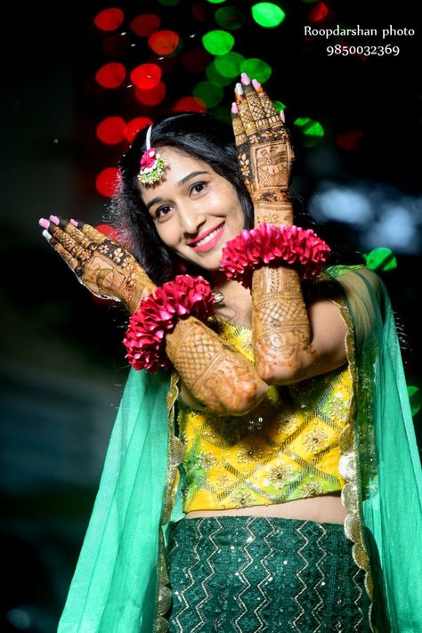 Wedding Mehndi Photography, Haldi Pics The Bride, Mehandi Stills, Mehandi Poses For Bride, Mehandi Poses Photography, Mehandi Photoshoot Ideas, Mehdi Pose, Mehendi Poses For Bride, Mehndi Poses For Bride