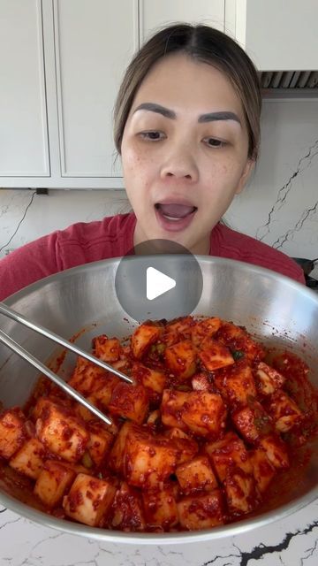 Alissa Nguyen | Gaming Foodie on Instagram: "KOREAN RADIAH — KKAKDUGI 2 lb Korean radish 1 TBSP kosher salt 2 TBSP sugar  1 TBSP garlic, minced 1/2 tsp mincer ginger 2 scallion, chopped 1 TBSP fish sauce 1/3 cup gochugaru (Korean red pepper flakes) 2-3 TBSP of the liquid from radish  1. Peel Korean radish. Cut into cubes. Give it a nice rinse and pat dry. Sprinkle with 1 TBSP kosher salt and 2 TBSP sugar. Combine well and let this sit for 30 mins. After 30 mins, drain the radish of the liquid. Set liquid aside.   2. into your radish, add: minced garlic, minced ginger, chopped scallion, fish sauce, gochugaru and 2-3 TBSP of the reserved liquid from your kimchi. Combine well and taste test. You can enjoy this immediately or refrigerate until it gets cold to eat." Radish Kimchi Korean, Recipes That Use Kimchi, Pickled Diakon Radish Korean, Korean Radish Recipes, Radish Kimchi Recipe, Korean Pickled Radish, Banchan Recipe, Korean Radish, Korean Food Side Dishes