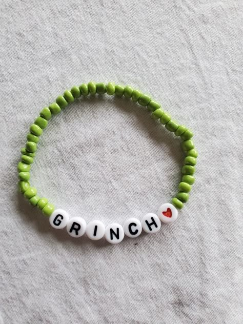 Grinch Bracelet Pattern, Winter Beads Bracelet, Grinch Friendship Bracelet, Grinch Clay Bead Bracelet, Grinch Jewelry Diy, Cute Clay Bead Bracelet Ideas Christmas, Grinch Beaded Bracelet, Christmas Diy Bracelet, Winter Bracelets Diy