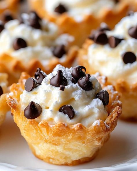 Cannoli Cups, Mini Cannoli, Pastry Cups, Mini Tart Shells, Ricotta Cream, Phyllo Cups, Refrigerated Pie Crust, Dessert Easy, Pastry Shells