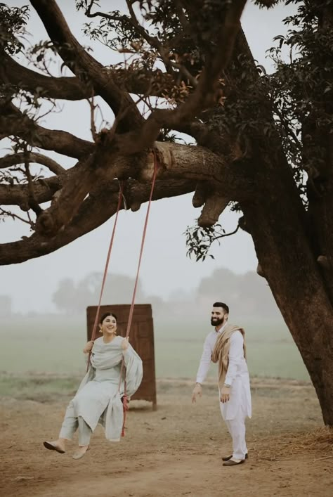 Pre Wedding Photoshoot India, Couples Candid Photography, Wedding Stills, Pre Wedding Videos, Wedding Photoshoot Props, Indian Wedding Couple Photography, Pre Wedding Photoshoot Outdoor, Indian Wedding Couple, Wedding Photoshoot Poses