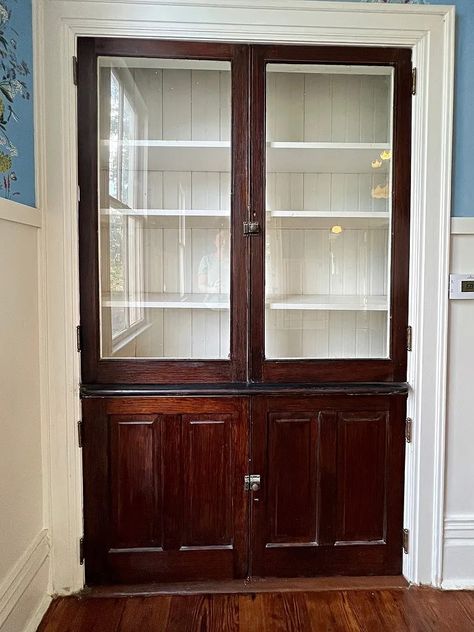 built-in china cabinet Recessed China Cabinet, Bookshelves Partition, China Cabinet Kitchen Cabinets, Kitchen Cabinet With Glass Doors, Niche Cabinet, 1800s House, 1910 House, Dining Room With Built Ins, Built In China Cabinet