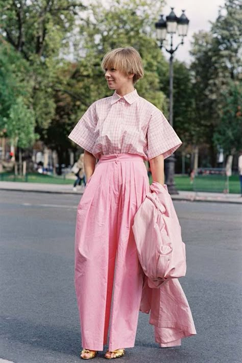 Paris Fashion Week SS 2017.....Vika Vika Gazinskaya, Vanessa Jackman, Mode Rose, Moda Paris, Looks Street Style, Street Style Inspiration, Pink Outfits, Looks Style, Style Outfits