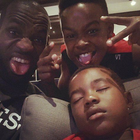 Love it James & His sons✌🏽️ Zhuri James, Lebron James Funny, Kyrie Irving Cleveland, Bryce James, Lebron James Kyrie Irving, Lebron James Quotes, Lebron James And Wife, Lebron James Dunking, Lebron James Family