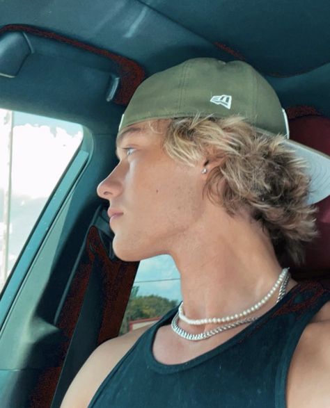 Cute Surfer Guys Blonde, Surfer Blonde Hair Men, Surfer Hair Highlights Men, Cute Surfer Guy, Aesthetic Guys Blonde, Blond Hair Boy Aesthetic, Surfer Dreads, Cute Mullet Boys, Tan Blonde Boy