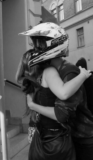 Adorable. Motorcycle Couple Pictures, Motorcycle Photo Shoot, Girl Riding Motorcycle, Bike Couple, Biker Couple, Motorcycle Couple, Biker Photography, Motocross Love, Image Moto