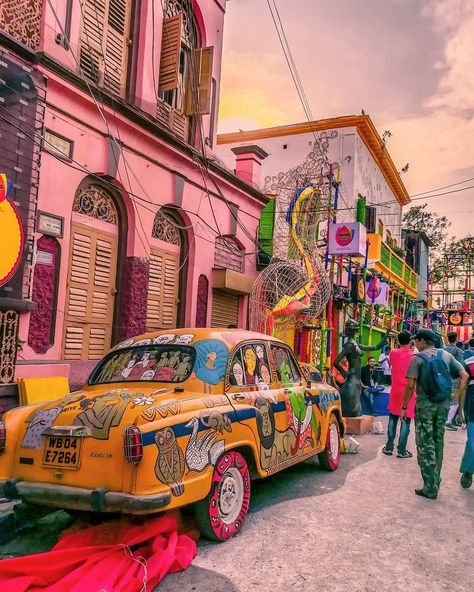 India Beats 🇮🇳 on Instagram: “Grand Art Festival, Kumortholi - Sorry it was really difficult to taking pics & specially taking pic without have any people in it, this is…” West Bengal Culture, Weather In India, Spider Theme, Backpacking India, Bengali Art, India Culture, Random Picture, Visit India, India India