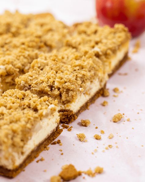 These apple biscoff cheesecake bars have a biscoff crust, creamy cheesecake layer, and topped with a spiced apple oatmeal crumble—yes please! Apple Crumble Cheesecake With Biscoff Crust, Biscoff Crumble Topping, Biscoff Apple Pie, Biscoff Apple Crumble, Apple Biscoff, Biscoff Cheesecake Bars, 2023 Desserts, Biscoff Crust, Apple Crumble Cheesecake