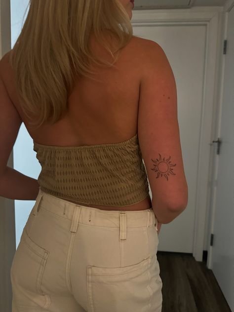 #suntattoos #fineline #sunshine #finelinetattoo #tattooinspiration Christian Sun Tattoo, Minimalistic Sun Tattoo, Fineline Sun Tattoo, Tattoo Sonne, Inspo Tattoo, Sunshine Tattoo, Matching Tats, Sun Tattoos, E Tattoo