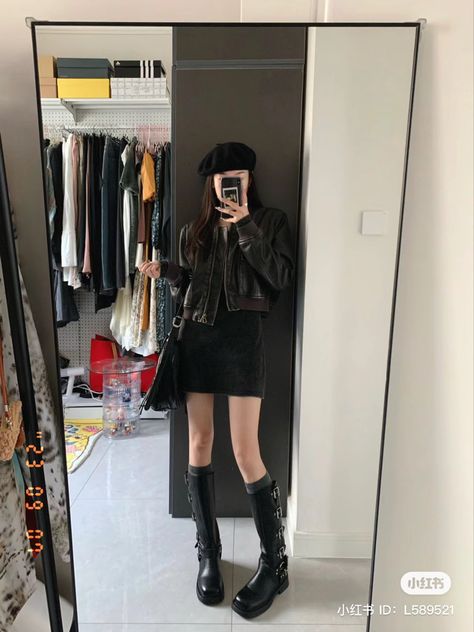 all black leather jacket cfashion oufit inspo with beret Outfit With Barret Hat, Outfits With French Hat, Barrette Hat Outfit, Beret Hat Outfit Korean, Beret Outfit Fall, Outfits With Beret Hats, Barret Hat Outfit, Outfit With Beret Hat, Leather Beret Outfit