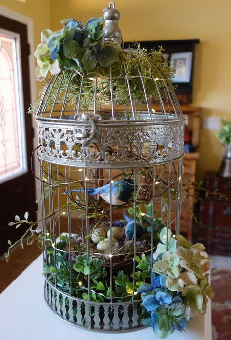 Wedding birdcage with fairy lights! Birdcage Diorama, Birdcage Flower Arrangement, Vintage Birdcage Decor Ideas, Wire Bird Cage Decor Ideas, Hanging Bird Cage Decor Ideas, Birdcage Fairy Garden, Bird Cages Decorated Ideas, Birdcage Decor, Birdcage Decor Ideas