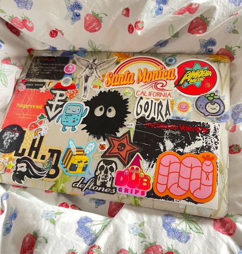 Laptop Sticker Aesthetic, Laptops With Stickers, Computer With Stickers, Stickers On Laptop Aesthetic, Stickered Laptop, Laptop Painting Ideas, Laptop Covered In Stickers, Computer Stickers Ideas, Decorated Computer