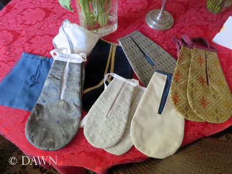 Variety of pocket bags #Saccoccia for largess donations Sca Largesse, Largesse Ideas, Medieval Dress Pattern, Irish Dress, Medieval Embroidery, Derby Ideas, Sca Garb, Dice Bags, Costume Bags