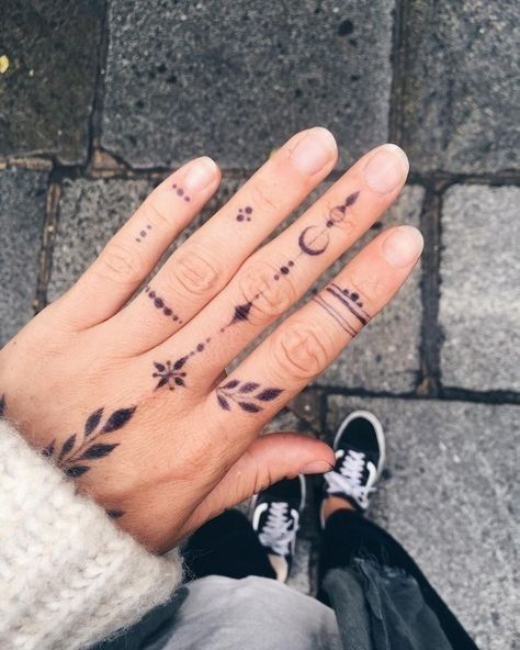 38 tatouages doigt femme et leurs significations 16 Henne Tattoo, Morning Pic, Tato Henna, Finger Tattoo For Women, Cute Hand Tattoos, Hand And Finger Tattoos, Ring Finger Tattoos, Henna Tattoo Hand, Finger Tattoo Designs