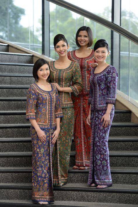 Singapore Traditional Dress, Crew Photoshoot, Singapore Airline, Air Hostess Uniform, Cultural Dress, Flight Girls, Stewardess Uniform, Airline Cabin Crew, Airline Uniforms