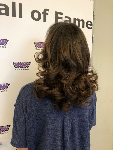 Mid length big curls subtle balayage Middle Length Hairstyles Wedding, Formal Curls Medium, Hair Ideas For Prom Mid Length, Prom Hairstyles Middle Length Hair, Big Curls Mid Length Hair, Short Big Curls Hairstyles, Medium Hoco Hairstyles, Shoulder Length Big Curls, Formal Hair Mid Length