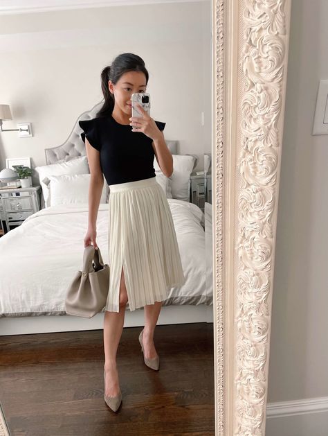 Work Skirt Outfit Summer, Office Work Dresses For Women, Summer Style Office, Summer Office Outfits Petite, Work Outfits Spring Women, Skirt Outfits For Work Office Wear, Work Outfit Summer 2023, Summer Dress For Work The Office, Simple Office Looks For Women