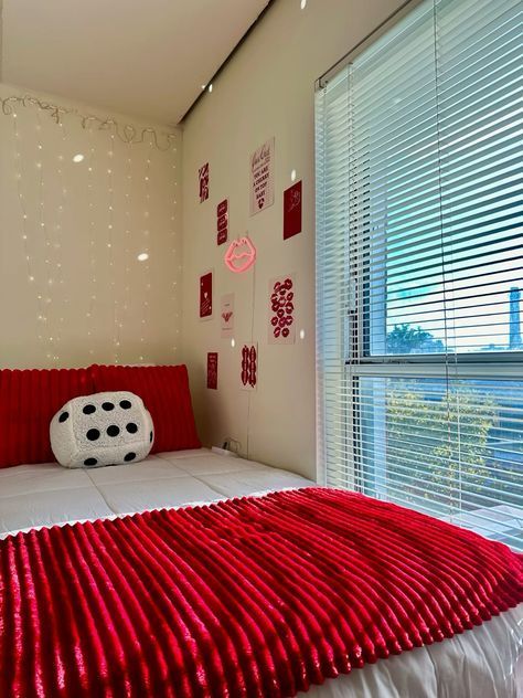 Res Room Ideas College Dorms, Red And White Room Decor, Red And White Room Aesthetic, Red Dorm Room Ideas, Red Dorm Room, Red Accent Bedroom, Pink And Red Bedroom, Red And Pink Bedroom, Teen Girl Bedroom Ideas Aesthetic