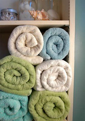 Organization.  Bathroom Tips.  Roll towels instead of folding them. Deko Ruang Tamu Memanjang, How To Roll Bath Towels, Roll Towels, Styling 101, Airing Cupboard, Folding Towels, How To Roll, Boutique Logo Design, How To Roll Towels