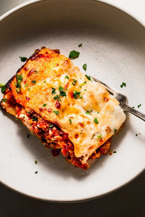 Lasagna with Bechamel (Classic Italian Recipe) Lasagna Plating, Side Dishes For Lasagna, Ultimate Lasagna Recipe, Lasagna With Bechamel, Lasagna Sides, Ground Turkey Lasagna, Lasagna With Bechamel Sauce, Bechamel Recipe, Bechamel Sauce Recipe