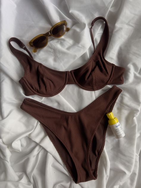 cute trendy espresso brown bikini swimsuit for summer layers out on linen white sheets with supergoop sunscreen and a pair of brown cateye sunglasses Swimwear Flatlay, Brown Bathing Suit, Product Skincare, Swimsuit Aesthetic, Brown Swimsuit, Fashion Bella, Home Wear Women Pajamas, Lingerie Shoot, Swimsuits Outfits