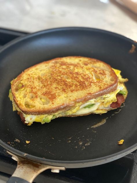 Easy Breakfast Sandwich, Breakfast Hack, Tik Tok Food, Cooking Projects, Breakfast Sandwich Recipes, Make French Toast, Egg Sandwich, Sandwich Ideas, Tiktok Food