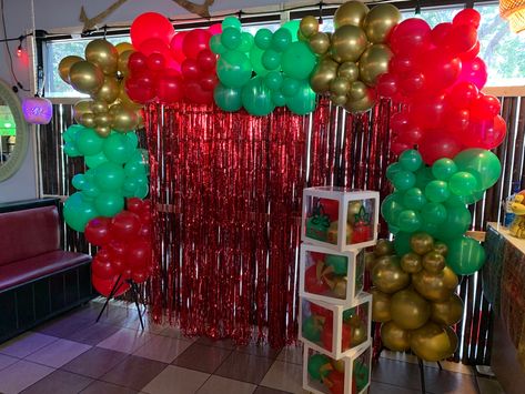 Balloon Photo Backdrop, Balloon Photo, Gold Balloons, Photo Backdrop, Backdrops For Parties, The Balloon, Balloon Decorations, Green And Gold, Red Yellow