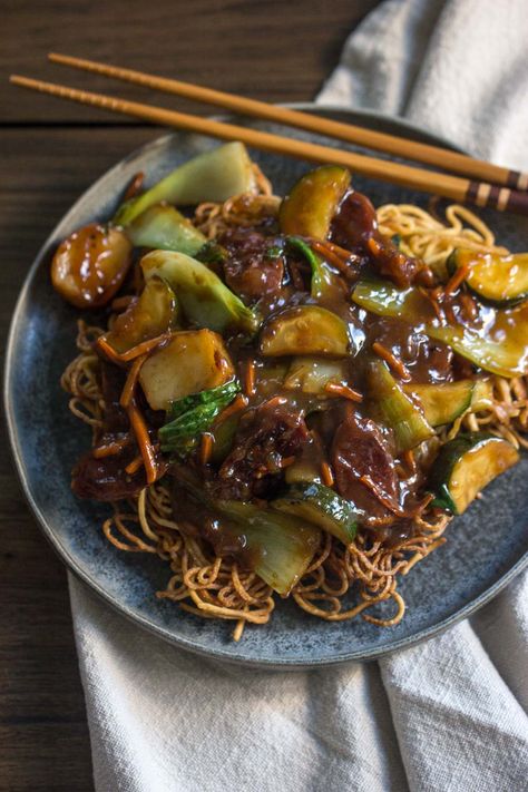 Hong Kong-style crispy noodles. It is a simple, but impressive meal, loaded with your favorite protein and vegetables with a thick, delicious sauce. If you’ve never tried crispy noodles, prepare to be amazed. Mascarpone Pasta, Tasty Noodles Recipe, Pork Noodle Soup, Caramelized Pork, Kong Recipes, Hoisin Chicken, Crispy Noodles, Soup Creamy, Homemade Chinese Food